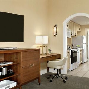 Suite met een King Size Bed en Uitzicht op het Zwembad